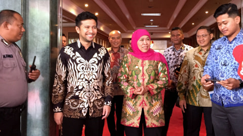 Gubernur Jawa Timur Khofifah Indar Parawansa bersama Wakil Gubernur Jawa Timur Emil Dardak di Kemendagri, Jakarta Pusat, Jumat (17/1). Foto: Darin Atiandina/kumparan