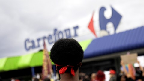 Demonstran saat protes melawan rasisme di luar supermarket Carrefour di Porto Alegre, di Sao Goncalo dekat Rio de Janeiro, Brasil, (22/11). Foto: Ricardo Moraes/REUTERS