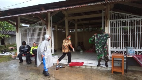 Jokowi Ziarah ke Makam Ibunda Didampingi Gibran, Warga Berebut Paket Sembako (1)