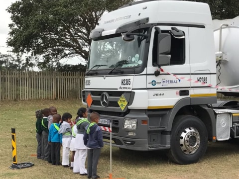 Blind spot bagian depan pada truk Foto: dok. Arrivealive