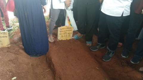 Tidak Ada Taburan Bunga Dan Doa Bersama Di Pemakaman Debby Nasution Kumparan Com