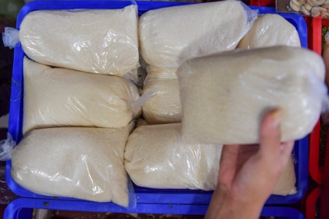 Pedagang menyusun bungkusan gula di Pasar Senen, Jakarta, Selasa (21/4). Foto: ANTARA FOTO/Nova Wahyudi