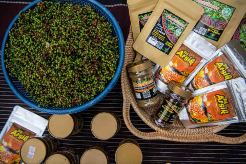 Sejumlah produk jadi buah andaliman yang telah dikeringkan di Desa Ps Lumban Julu, Kabupaten Toba Samosir, Sumatera Utara.  Foto: Nova Wahyudi/ANTARA FOTO