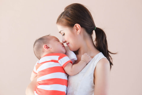 Ilustrasi ibu menggendong bayinya yang sedang tertidur Foto: Shutterstock