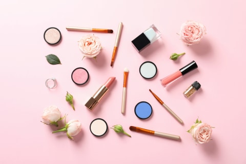 Ilustrasi makeup dan alat makeup  Foto: Shutterstock