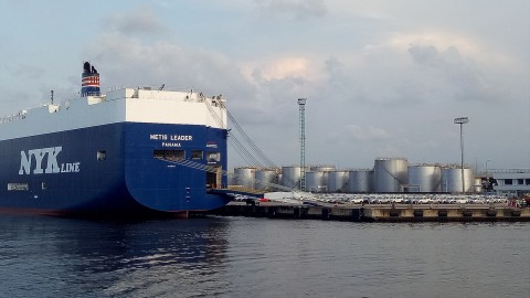 Mobil-mobil yang akan diekspor dimasukkan ke kapal kargo di Pelabuhan Tanjung Priok, Jakarta, yang dikelola PT Indonesia Kendaraan Terminal Tbk. Foto: Wendiyanto/kumparan