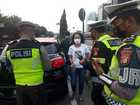 Viral, Pengemudi MINI Nekat Terobos Konvoi RI 2, Apa Sanksinya?