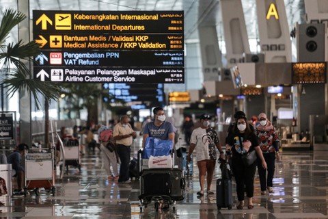Sejumlah penumpang pesawat berjalan di Terminal 3 Bandara Internasional Soekarno-Hatta, Tangerang, Banten, Minggu (2/1/2022). Foto: Fauzan/ANTARA FOTO