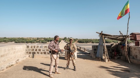 Anggota Pasukan Khusus Amhara memegang senjatanya di Humera, Ethiopia. Foto: Eduardo Soteras/AFP