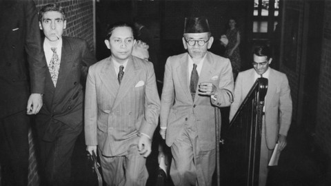 Sutan Syahrir (tengah) bersama Haji Agus Salim (kanan) di konferensi PBB di New York, 14 Agustus 1947. Foto: Keystone/Getty Images