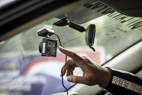 Polisi Lalu Lintas menunjukkan kamera Electric Traffic Law Enforcement (ETLE) Mobile. Foto: ANTARA FOTO/Aprillio Akbar