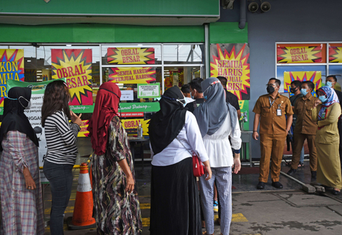 Foto: Giant Sempu di Banten Diserbu Pembeli Jelang Penutupan Gerai (3)