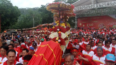 Sejumlah warga keturunan Tionghoa berada diatas arak-arakan "Sipasan" saat penutupan perayaan festival Capgomeh 2751 di Padang, Sumatera Barat, Sabtu (8/2). Foto: ANTARA FOTO/Muhammad Arif Pribadi