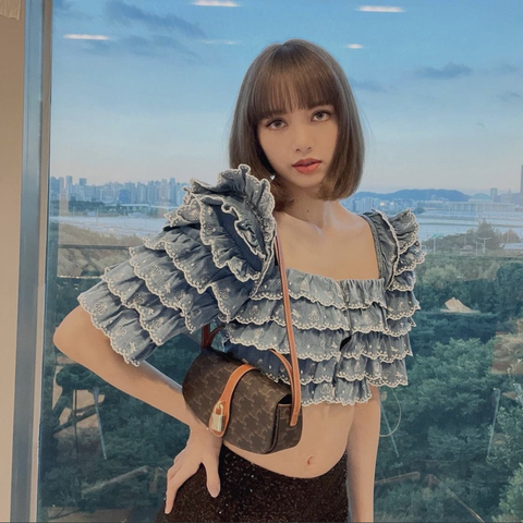 Lisa Blackpink Memakai Celine Tabou Bag Foto: Dok. Celine
