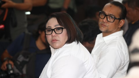 Komedian Nunung Srimulat (kiri) bersama suaminya July Jan Sambiran bersiap menghadapi sidang tuntutan di PN Jakarta Selatan, Jakarta, Rabu (6/11). Foto: ANTARA FOTO/Reno Esnir