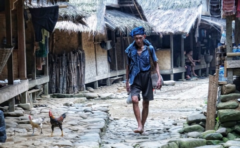 Masyarakat suku Baduy yang tak memakai alas kaki di dalam perjalanan.  Foto: Helmi Afandi/kumparan