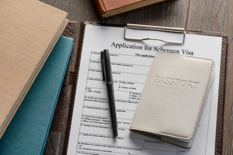 Ilustrasi mengisi formulir pembuatan visa Schengen Foto: Shutter Stock