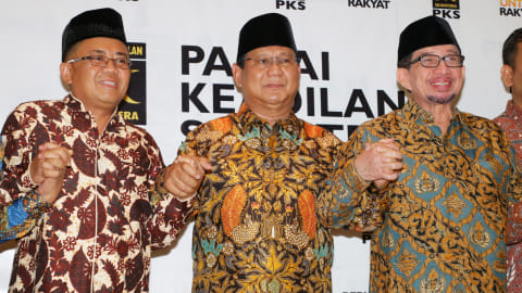 Prabowo Subianto bersama Mantan Presiden PKS Sohibul Iman (kiri) dan Ketua Majelis Syuro PKS Salim Segaf Al-Jufri (kanan). Foto: Antara/Rivan Awal Lingga