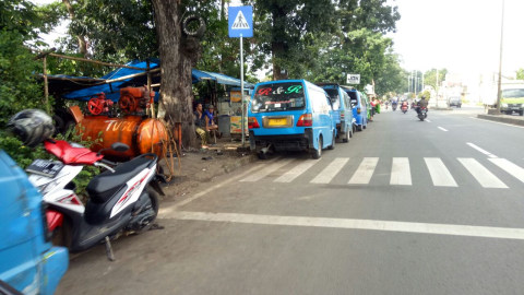 Angkot yang tidak beroperasi di Bogor Foto: Ainul Qalbi/kumparan