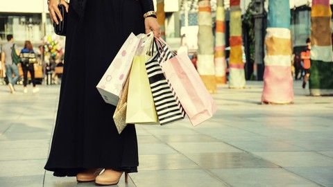 Ilustrasi membeli baju Lebaran. Foto: Shutterstock