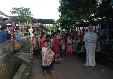 Viral: Penjual Papeda Gunakan Kostum Unik, Mulai Jadi Kuntilanak hingga Pocong