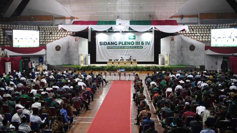 Suasana sidang pleno pada Muktamar Nahdlatul Ulama (NU) ke-34 di Universitas Lampung. Foto: ANTARA FOTO/Hafidz Mubarak A