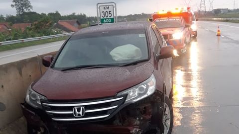 Mobil yang mengalami pecah ban dan menabrak pembatas jalan di KM 305 Tol Semarang-Batang. Foto: Dok. Istimewa