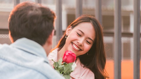 Ilustrasi perempuan Taurus menerima hadiah bunga. Foto: Shutterstock