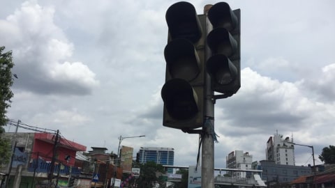 Lampu lalu lintas di Jatipadang. Foto: Adhi Muhammad Daryono/kumparan