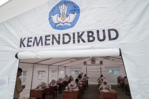Ujian Nasional korban gempa di SMP Banjarnegara tahun 2018. Foto: Antara/Idhad Zakaria