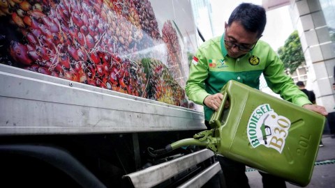 Pengisian bahan bakar Biodiesel B30 pada mobil truk di Kementerian ESDM. Foto: Jamal Ramadhan/kumparan