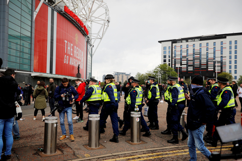 Pria Tua Ini Bersihkan Sampah Usai Demo Suporter MU di Old Trafford (2)