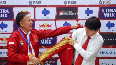 Eks Ketua Umum PSSI Mochamad Iriawan memakaikan jaket Timnas Indonesia ke Eks Pelatih Timnas Indonesia senior yang baru Shin Tae-Yong, Bogor, Jawa Barat, Sabtu (28/12). Foto: ANTARA FOTO/Yulius Satria Wijaya