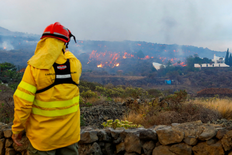 Ilustrasi kebakaran di Pulau Canary La Palma, Spanyol. Foto: Borja Suarez/REUTERS