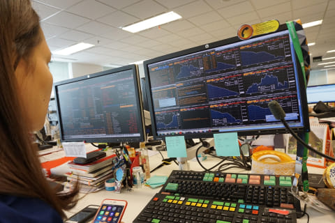 Memantau Indeks Harga Saham Gabungan. Foto: Aditia Noviansyah/kumparan