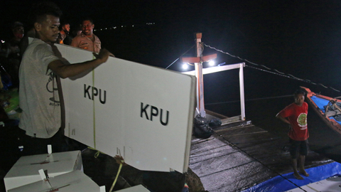 Petugas mengangkut logistik pemungutan suara Pilkada Serentak untuk didistribusikan di Dermaga Agats, Kabupaten Asmat, Papua,  Foto: Sevianto Pakiding/ANTARA FOTO