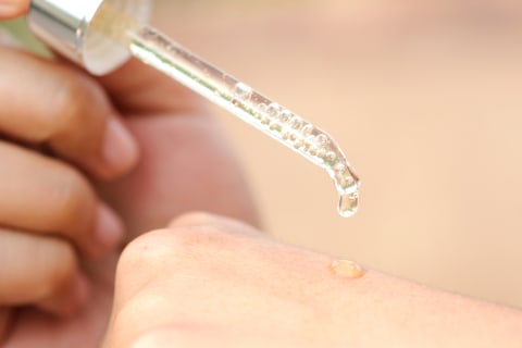Ilustrasi Mengaplikasikan Serum Foto: Dok. Shutterstock