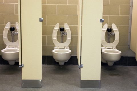 Ilustrasi toilet umum. Foto: Shutter Stock