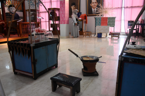 Pengunjung melihat barang-barang khas adat Betawi yang dipamerkan di Museum Betawi, Setu Babakan, Jakarta, Minggu (17/10/2021). Foto: Indrianto Eko Suwarso/Antara Foto