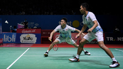 Ganda putra Indonesia Muhammad Rian Ardianto (kiri) dan Fajar Alfian berusaha mengembalikan kok ke ganda putra Jepang Takuro Hoki dan Yugo Kobayashi pada babak perempat final Blibli Indonesia Open 2019 di Istora Senayan, Jakarta, Jumat (19/7). Foto: ANTARA FOTO/Hafidz Mubarak A