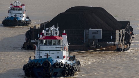 Sebuah kapal tongkang pengangkut batu bara melintas di Sungai Musi, Palembang, Sumatera Selatan. Foto: ANTARA FOTO/Nova Wahyudi