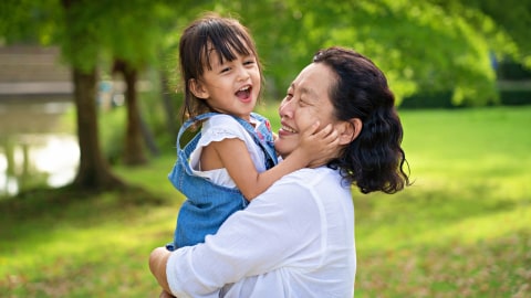 Ilustrasi seorang nenek bersama cucunya. Foto: Shutter Stock