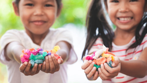 Ingatkan anak untuk berbagi makanan yang ia miliki Foto: Shutterstock