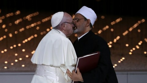 Paus Fransiskus (kiri) bersama Imam Besar al-Azhar Sheikh Ahmed al-Tayeb, saat pertemuan antaragama di Founder's Memorial, Abu Dhabi, Februari 2019. Foto: REUTERS/Tony Gentile