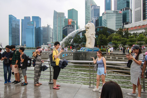 Wisatawan berkunjung ke Singapura. Foto: Shutterstock
