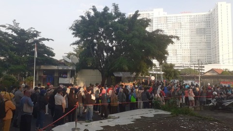 Foto: Antrean Panjang Penumpang KRL di Stasiun Bekasi (3)