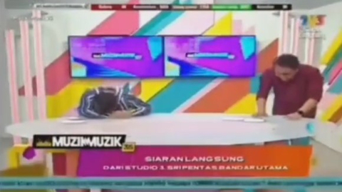 Ketika Presenter Tv Di Malaysia Salah Menyanyikan Lagu Ramadhan Tiba Saat Live Kumparan Com
