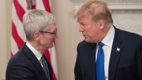 CEO Apple Tim Cook dan Presiden Amerika Serikat Donald Trump. Foto: AFP/SAUL LOEB