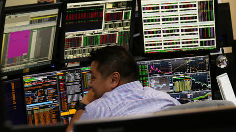 Pekerja memantau layar IHSG Foto: ANTARA FOTO/Rivan Awal Lingga