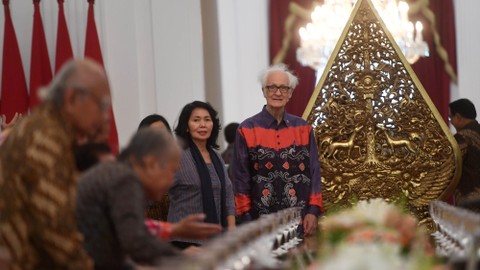 Rohaniwan Franz Magnis-Suseno (kanan) bersama sejumlah tokoh dan budayawan mengikuti pertemuan dengan Presiden Joko Widodo di Istana Merdeka, Jakarta, Kamis (26/9/2019). Foto: ANTARA FOTO/Akbar Nugroho Gumay
